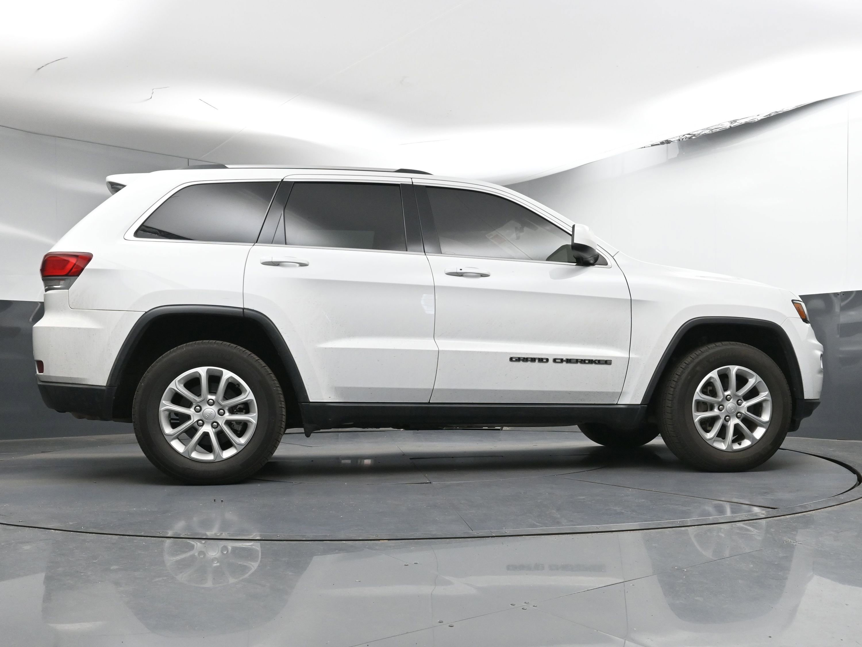 Used 2021 Jeep Grand Cherokee Laredo image 25