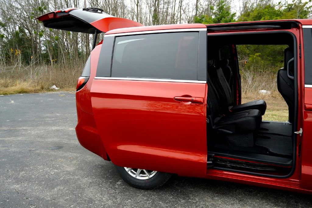 New 2026 Chrysler Pacifica Select FWD image 32