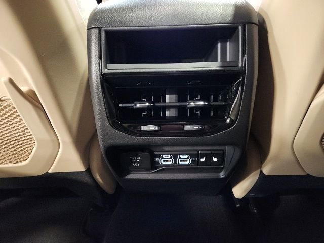 Used 2024 Jeep Grand Cherokee Limited w/ Black Appearance Package image 26