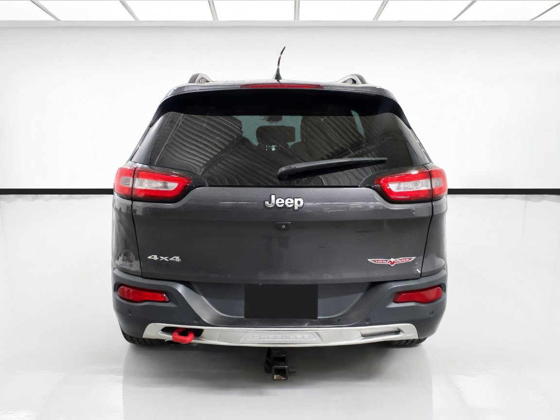Used 2018 Jeep Cherokee Trailhawk AWD/4WD image 5