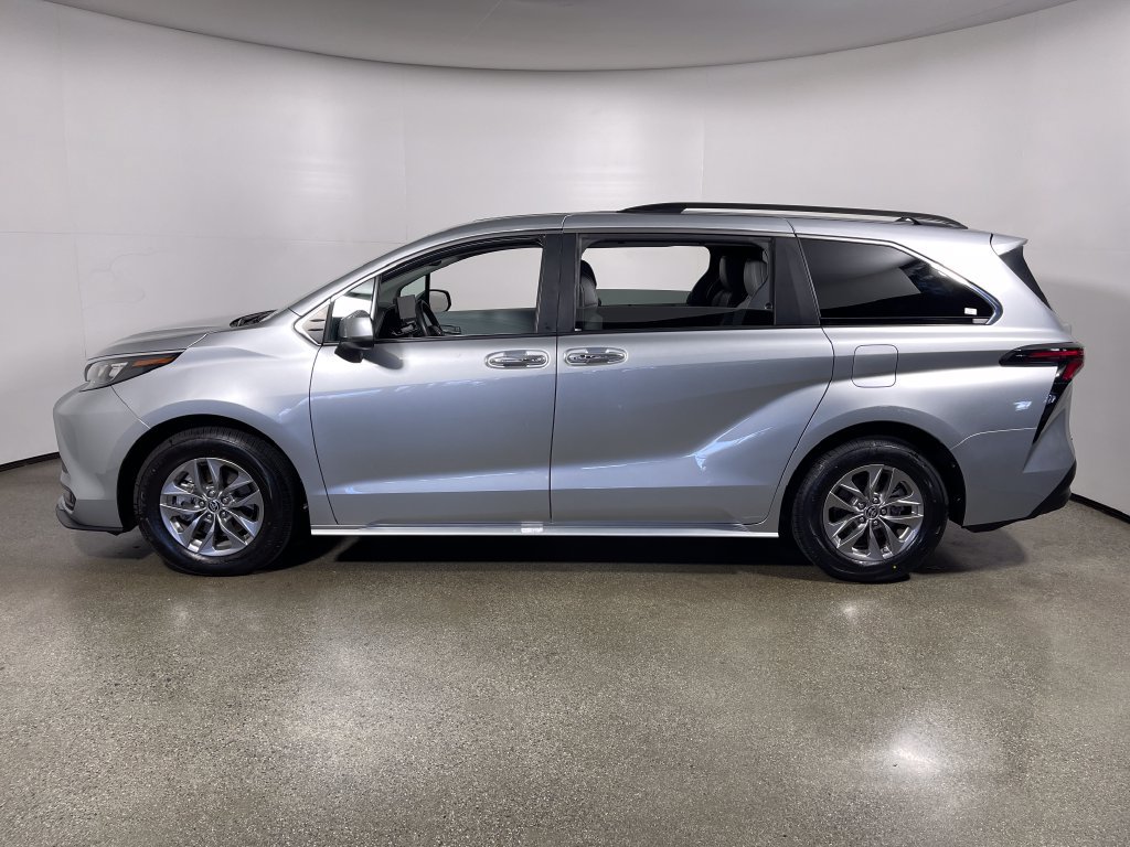 Certified 2025 Toyota Sienna XLE FWD image 6