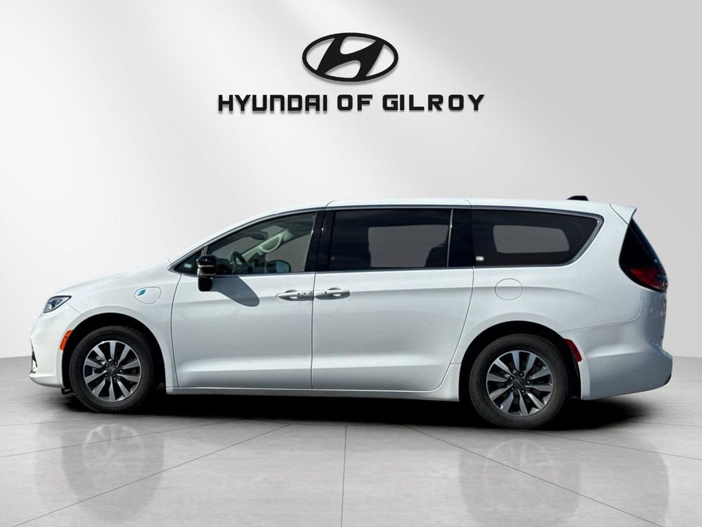 Used 2024 Chrysler Pacifica Select image 2