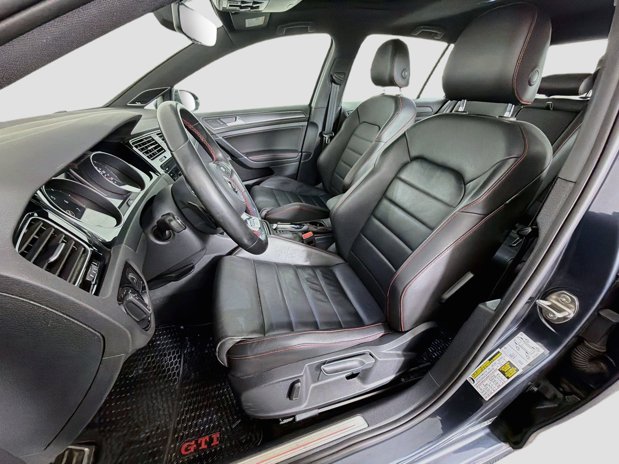Used 2019 Volkswagen GTI SE FWD image 13