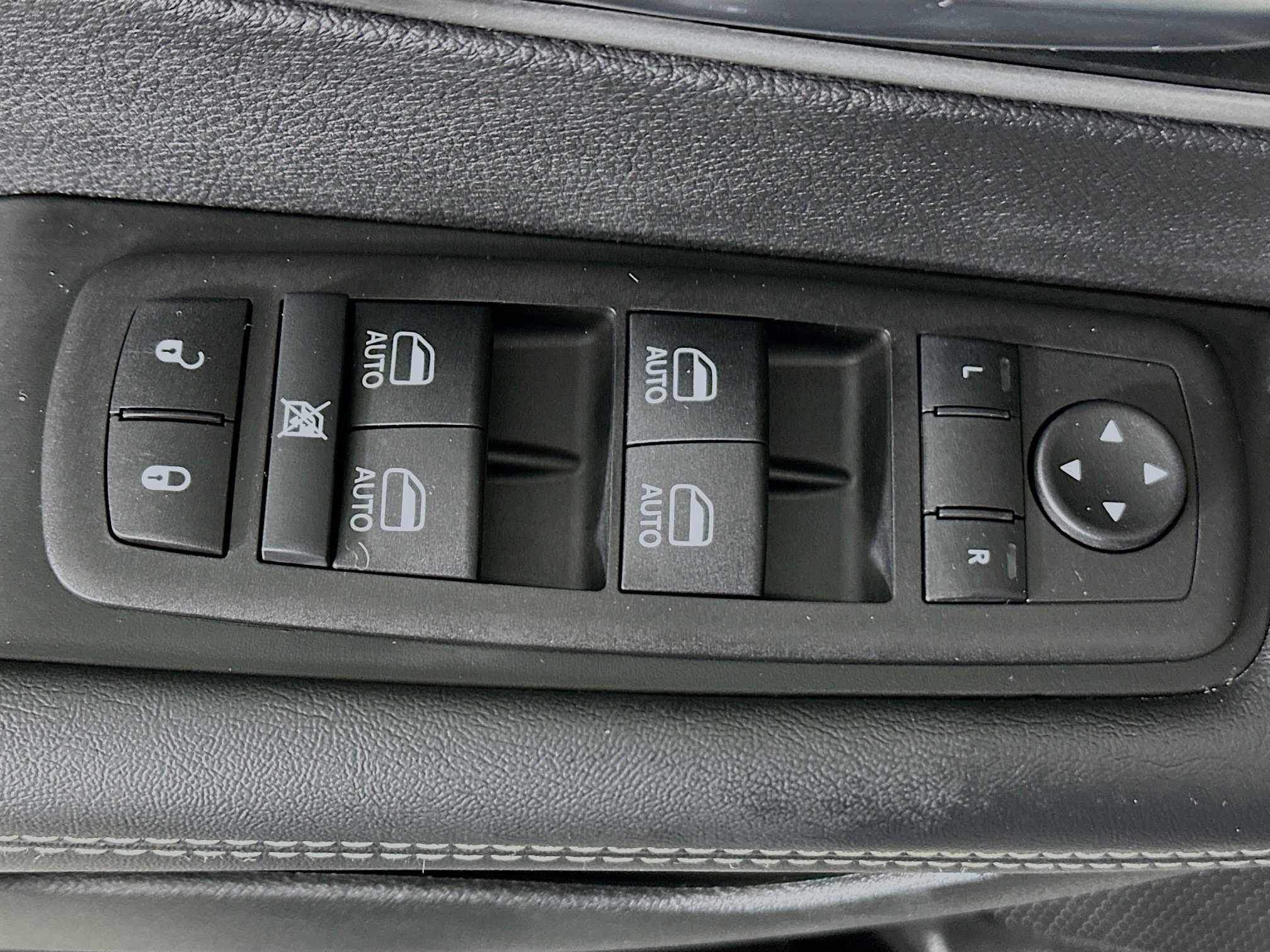 Used 2025 Chrysler Pacifica Select image 14