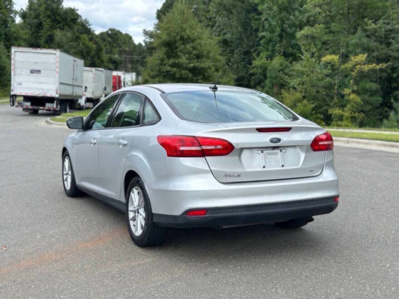 Used 2017 Ford Focus SE w/ Cold Weather Package image 5