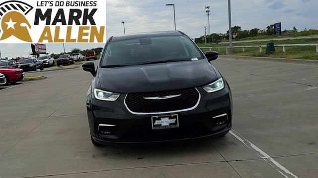 Used 2023 Chrysler Pacifica Touring-L FWD image 3