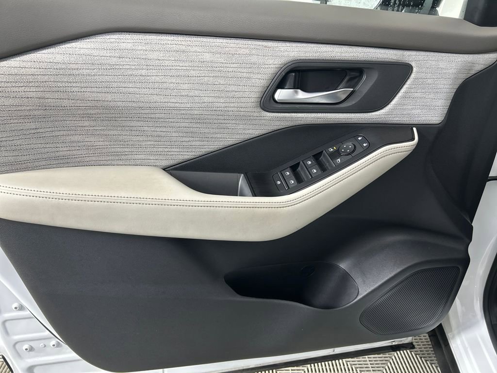 Used 2023 Nissan Rogue SV image 11