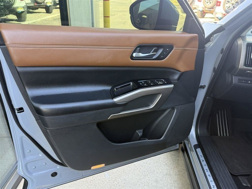 Used 2022 Nissan Pathfinder Platinum w/ Cargo Package AWD/4WD image 14