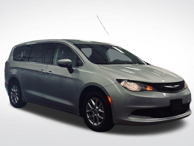 Used 2023 Chrysler Voyager LX image 5