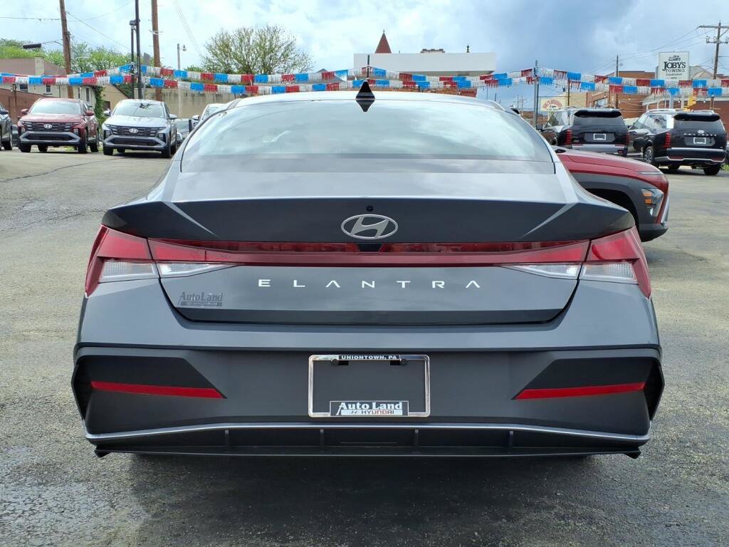 New 2026 Hyundai Elantra SE FWD image 3