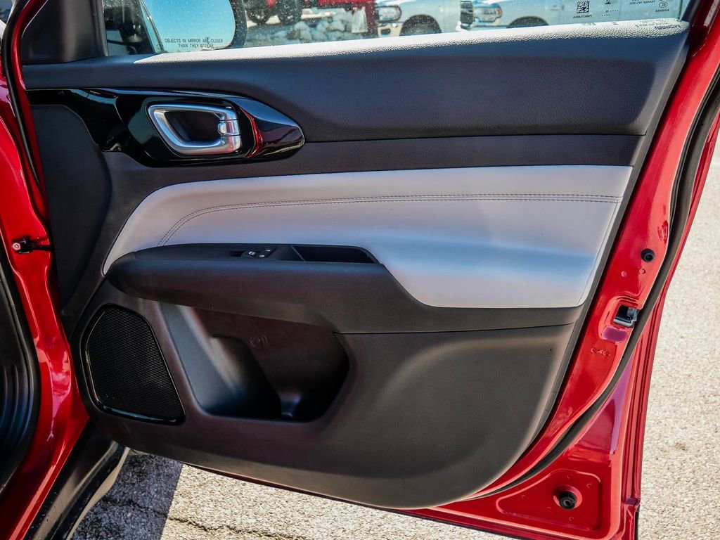Used 2025 Jeep Compass Limited image 18