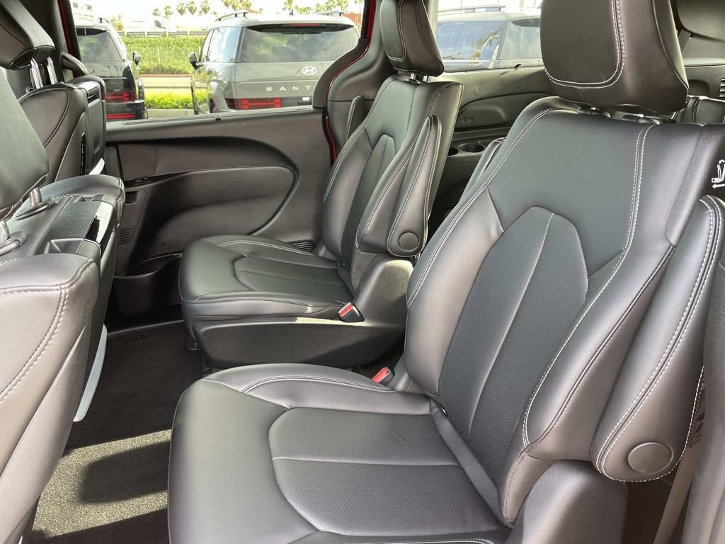 Used 2025 Chrysler Pacifica Select w/ Uconnect Theater Family Group image 24