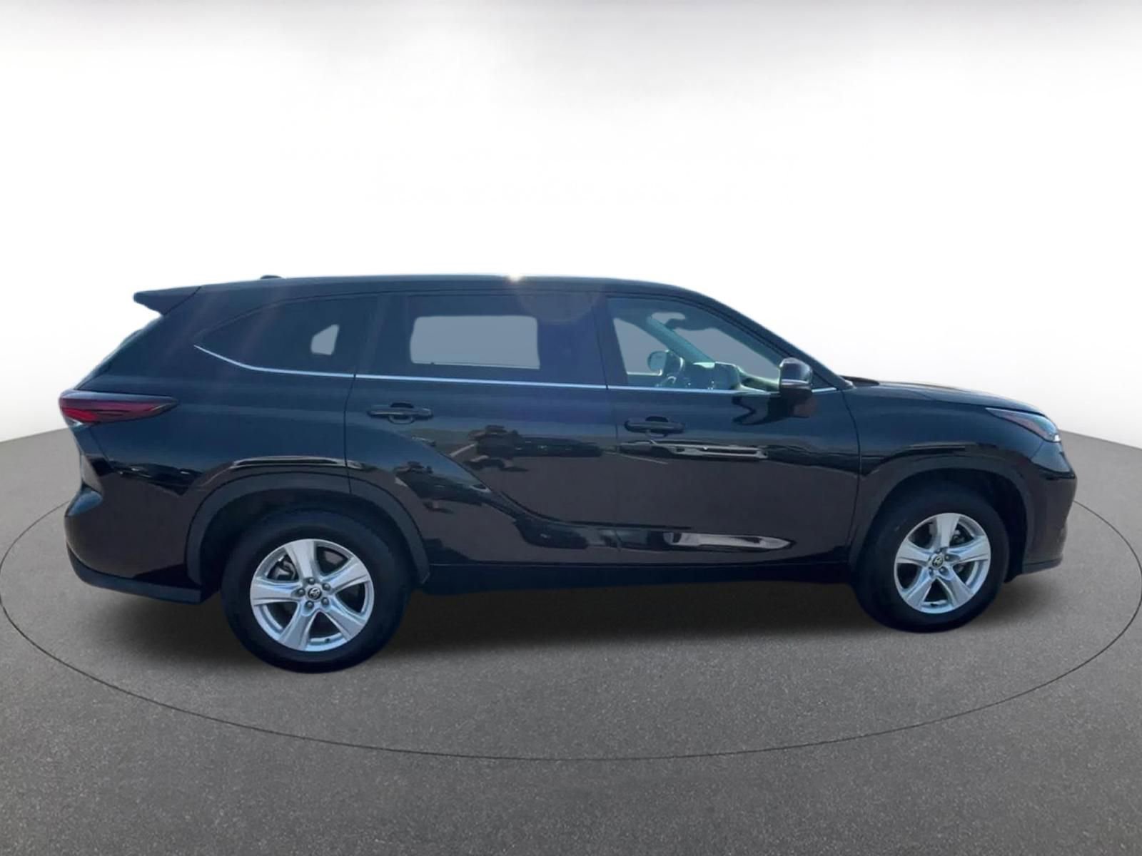 Used 2025 Toyota Highlander LE FWD image 16
