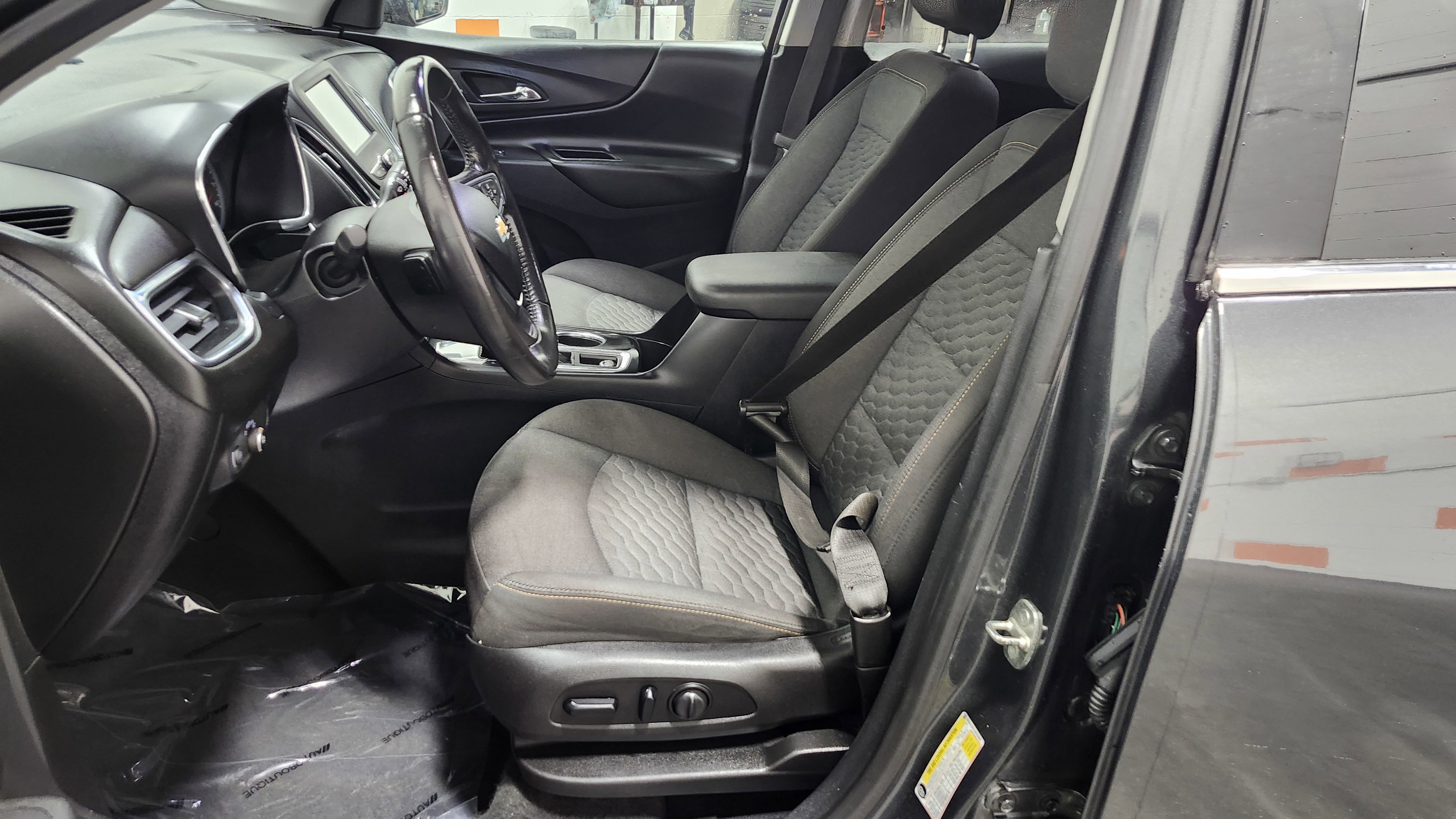 Used 2018 Chevrolet Equinox LT image 24