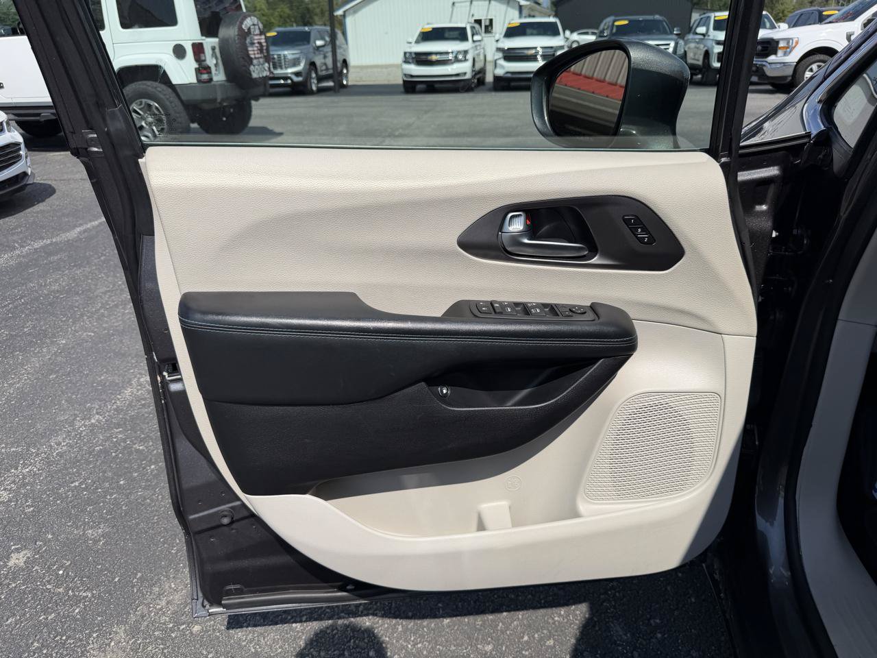 Used 2021 Chrysler Pacifica Touring-L FWD image 12