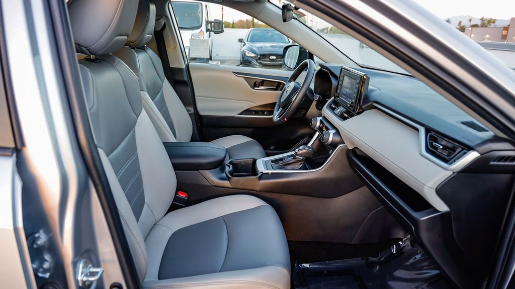 Used 2022 Toyota RAV4 XLE Premium image 21