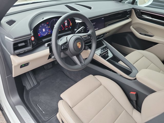 Certified 2025 Porsche Macan Electric image 4