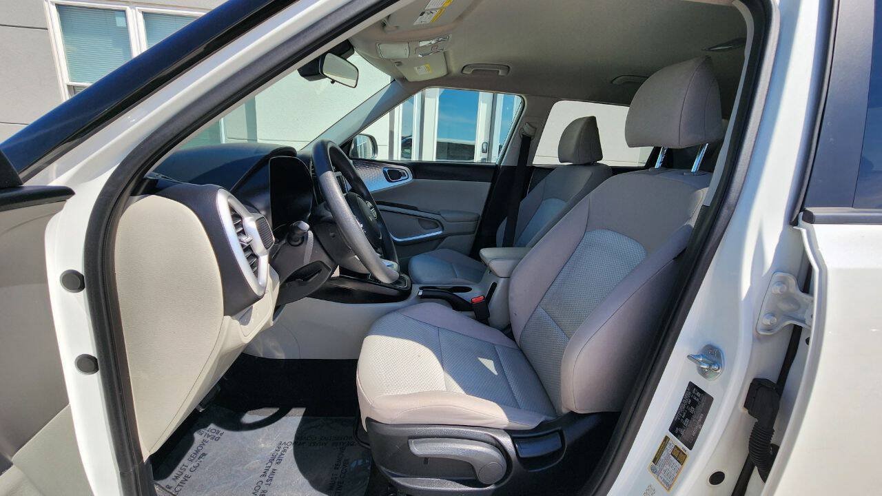 Used 2023 Kia Soul LX w/ LX Technology Package FWD image 10
