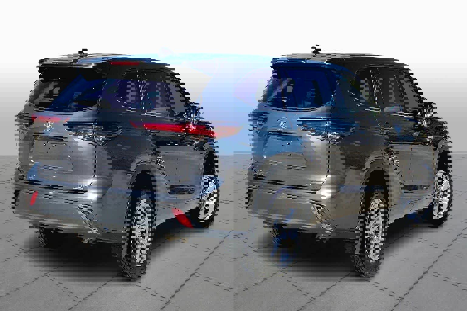 Used 2024 Toyota Highlander LE image 13