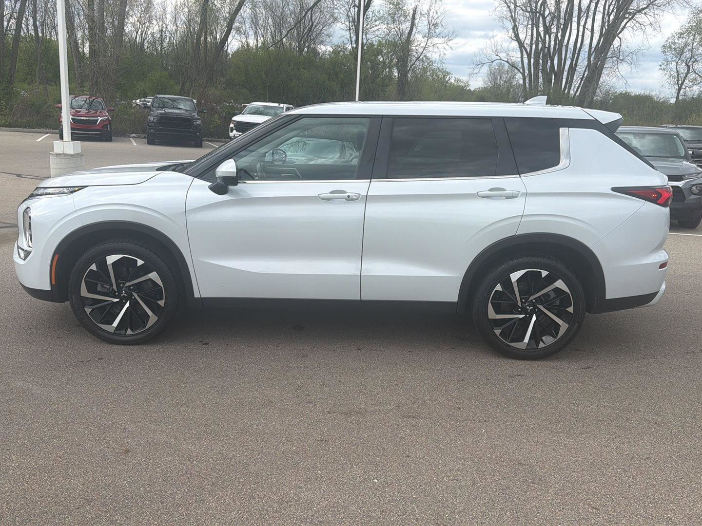 Used 2024 Mitsubishi Outlander SE FWD image 2