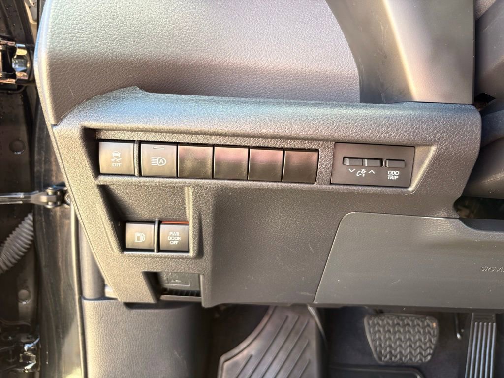 Used 2023 Toyota Sienna XSE AWD/4WD image 27