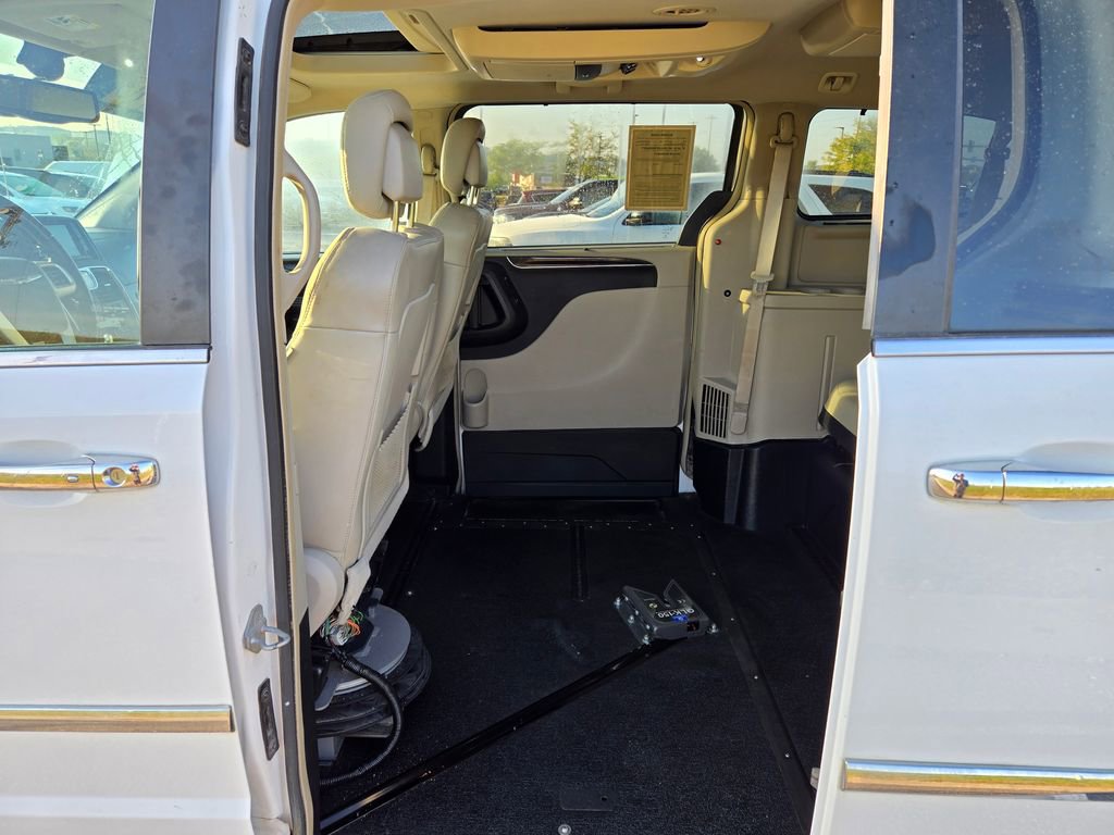 Used 2016 Chrysler Town & Country Limited Platinum image 25
