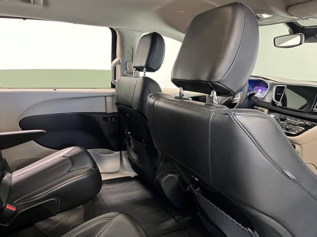 Used 2024 Chrysler Pacifica Touring-L FWD image 15