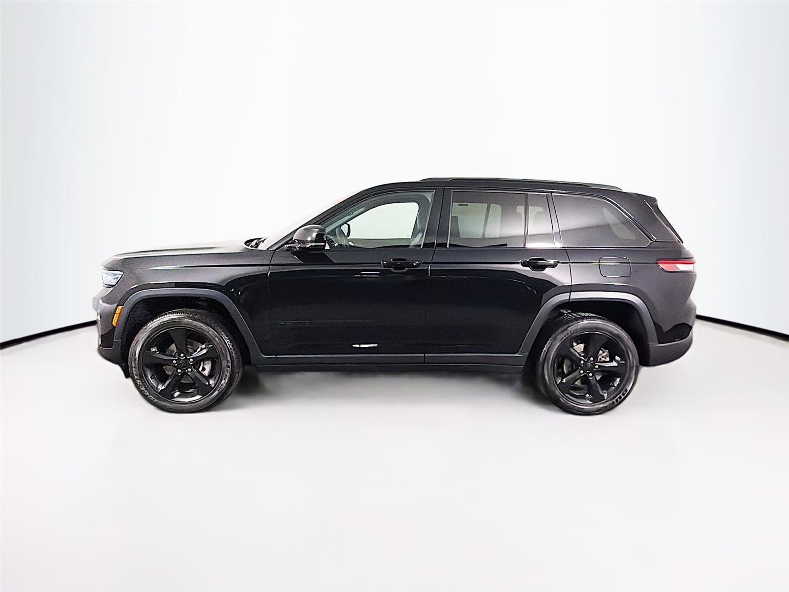 Used 2024 Jeep Grand Cherokee Altitude image 4