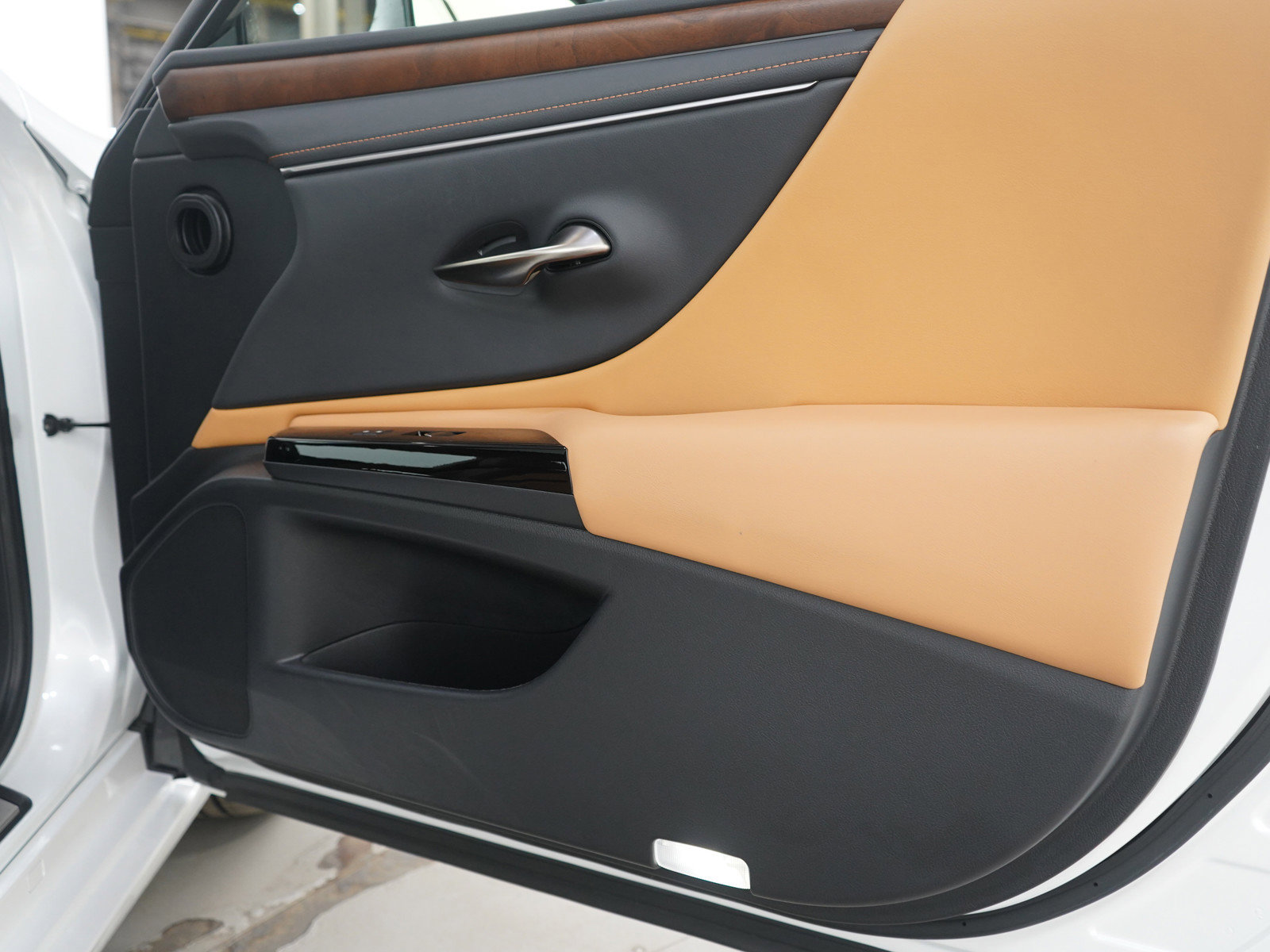 Used 2024 Lexus ES 250 w/ Premium Package image 11