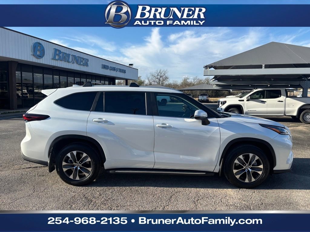 Used 2025 Toyota Highlander XLE image 4