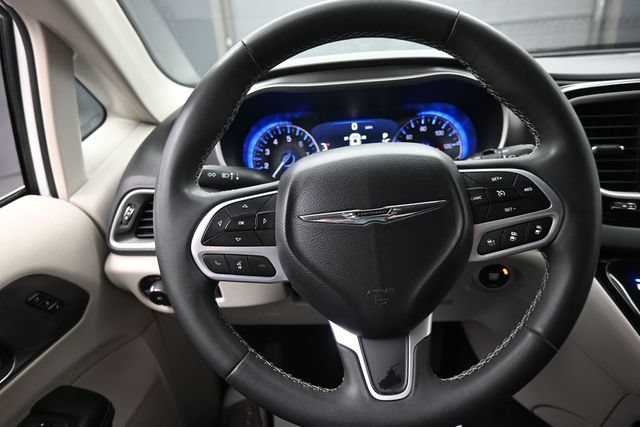 Used 2023 Chrysler Pacifica Touring-L FWD image 8