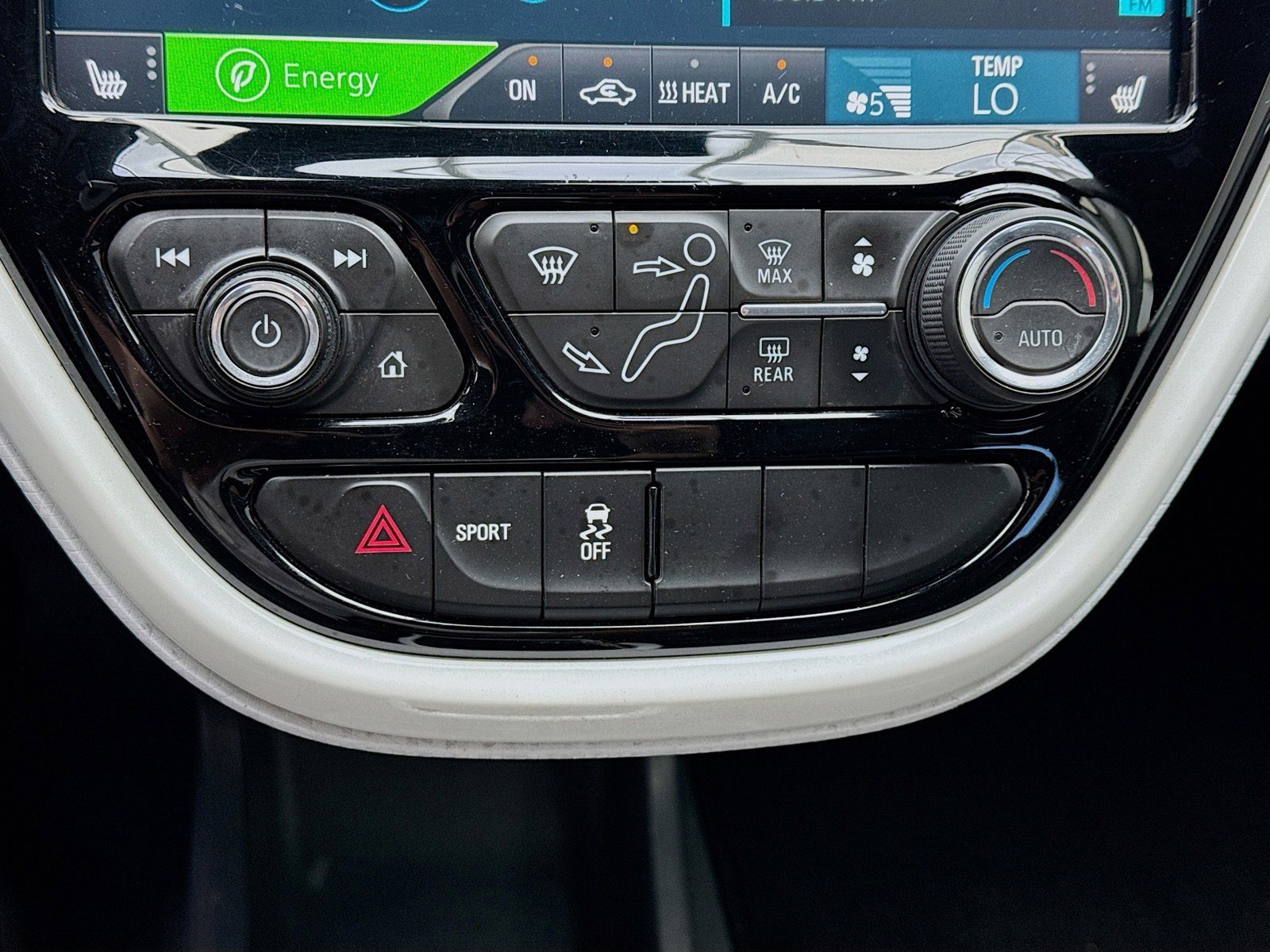 Used 2019 Chevrolet Bolt Premier w/ Infotainment Package FWD image 12