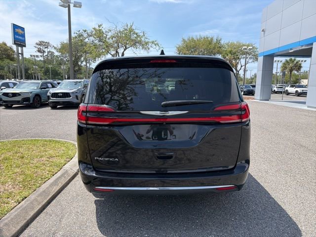 Used 2023 Chrysler Pacifica Touring-L FWD image 4