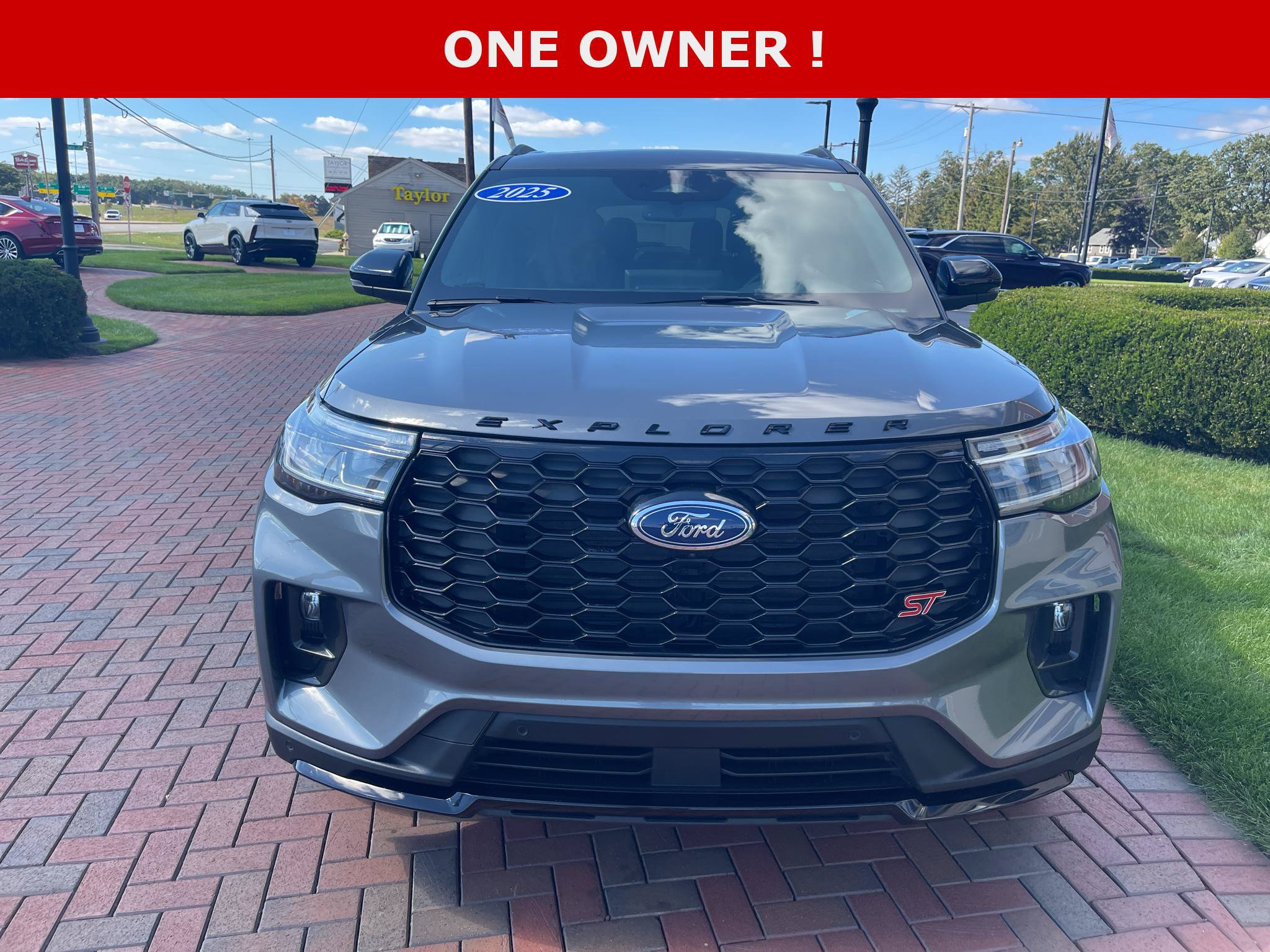 Used 2025 Ford Explorer ST AWD/4WD image 3