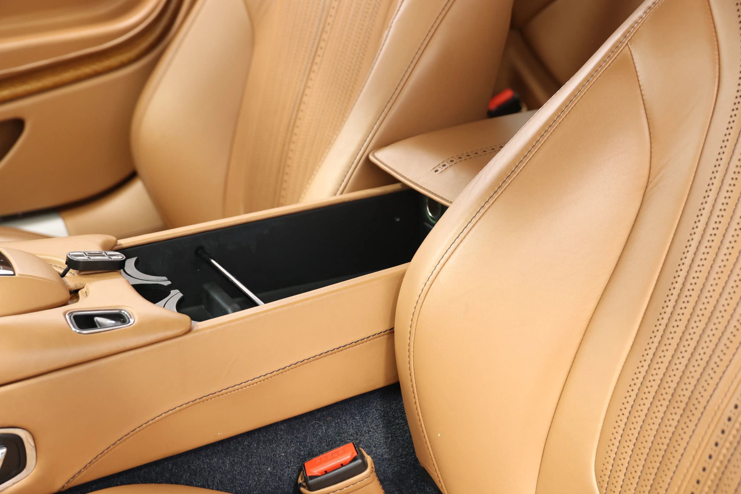 Used 2017 Aston Martin DB11 V12 image 21