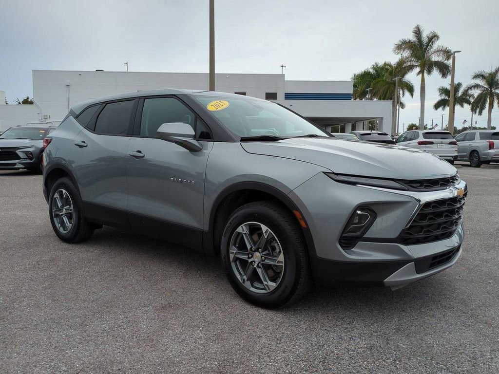Used 2025 Chevrolet Blazer LT image 3