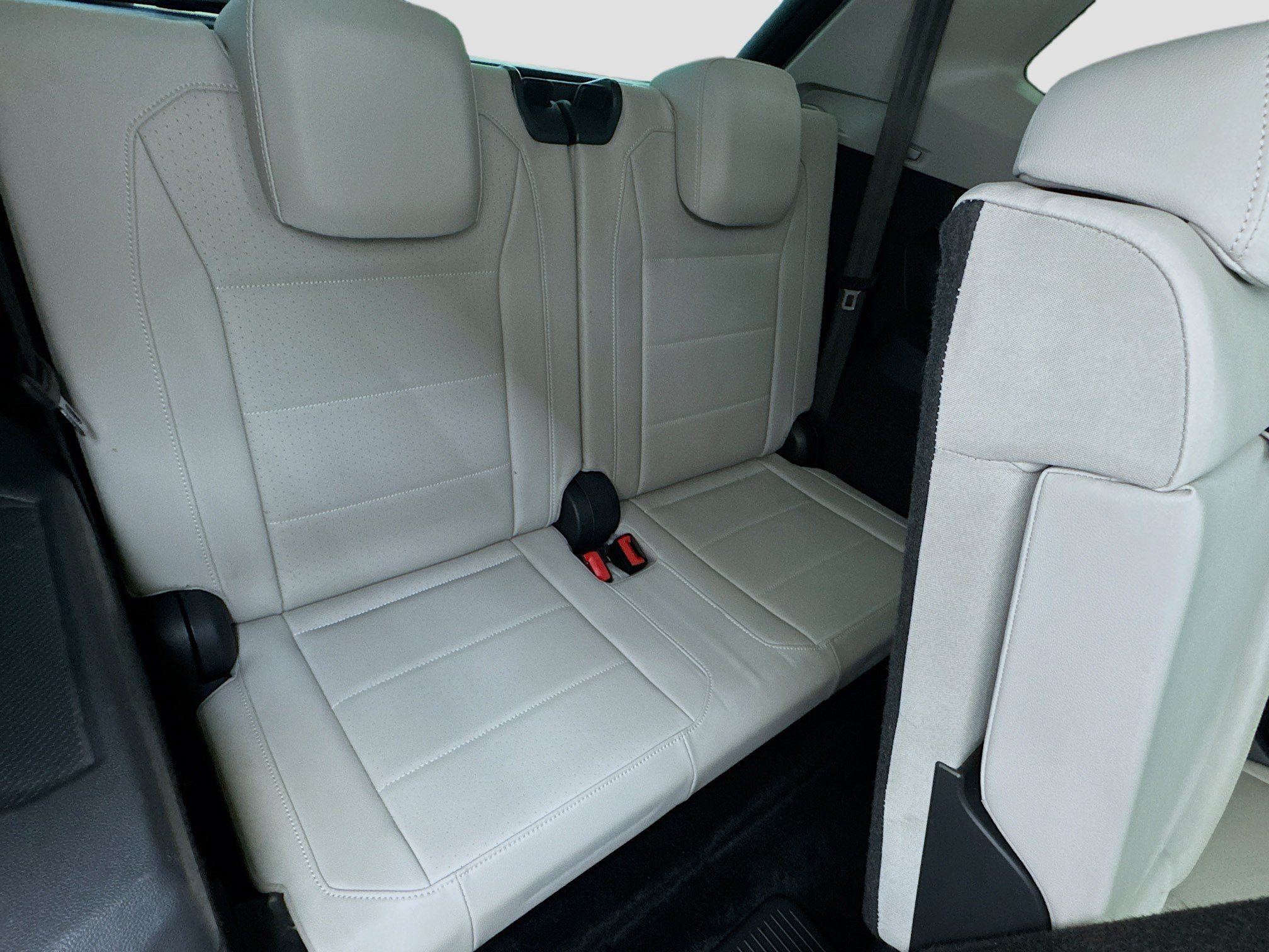 Used 2020 Volkswagen Tiguan SE w/ Panoramic Sunroof Package FWD image 19