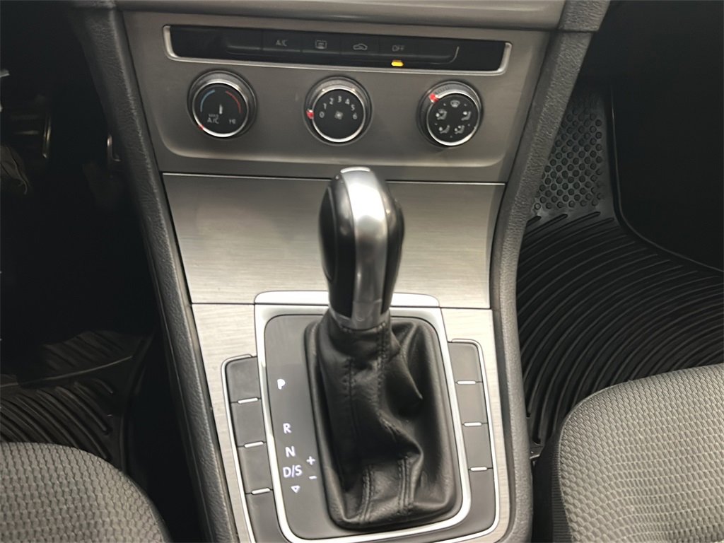 Used 2016 Volkswagen Golf S image 23