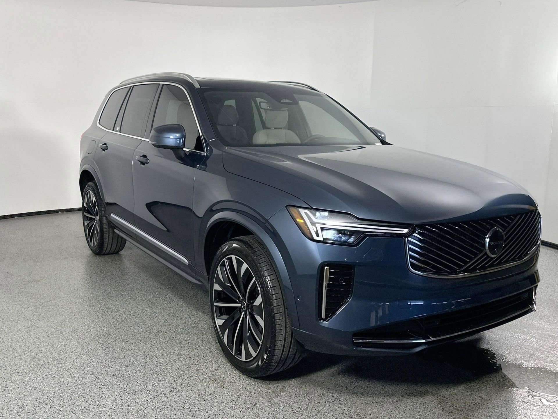 New 2026 Volvo XC90 B6 Plus w/ Protection Package Premier image 3