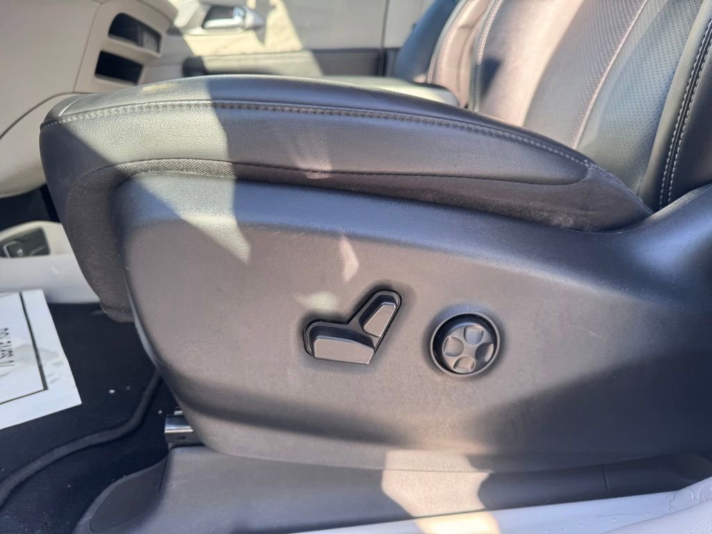 Used 2024 Chrysler Pacifica Touring-L image 13