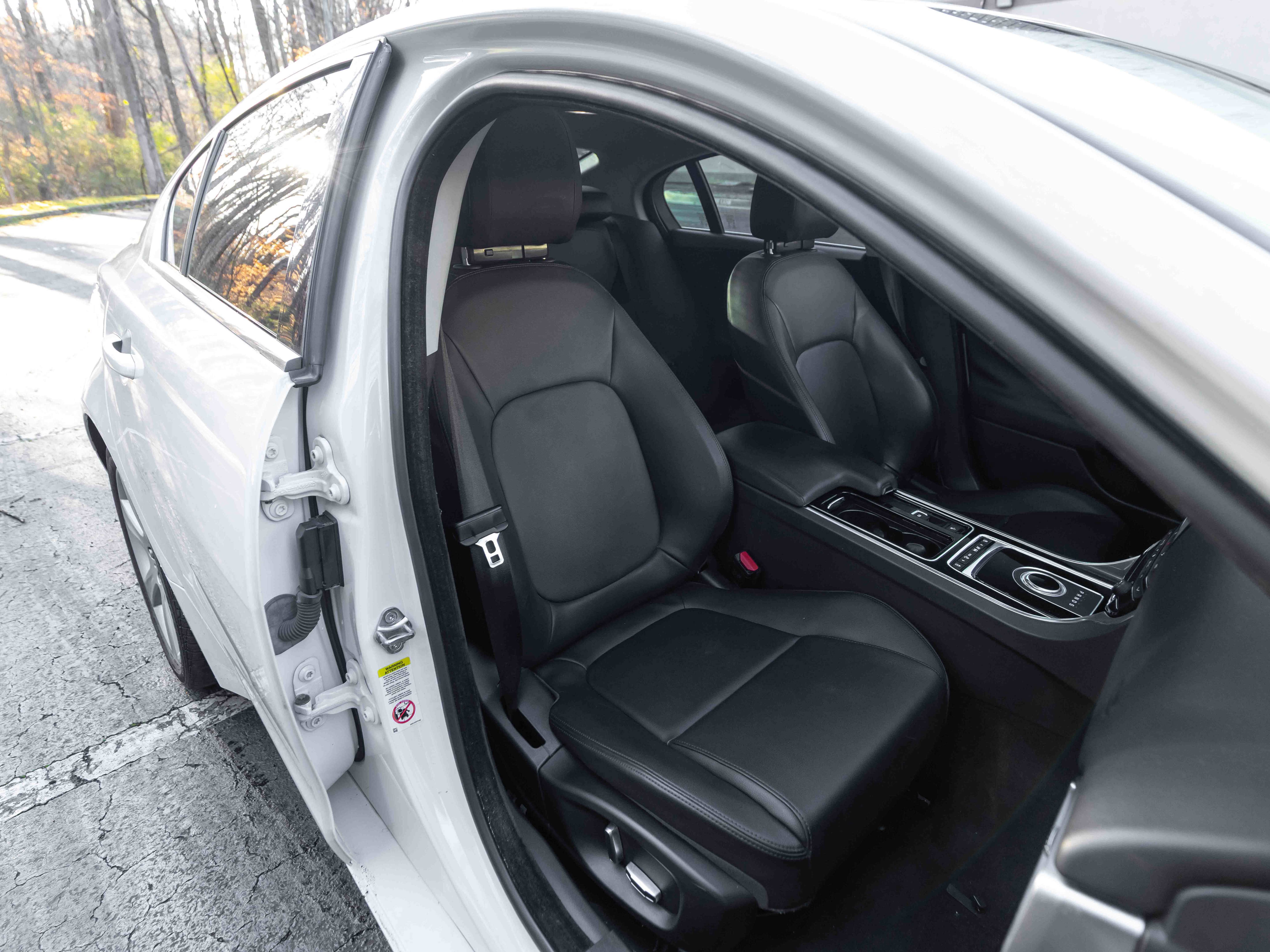 Used 2019 Jaguar XE Premium image 14