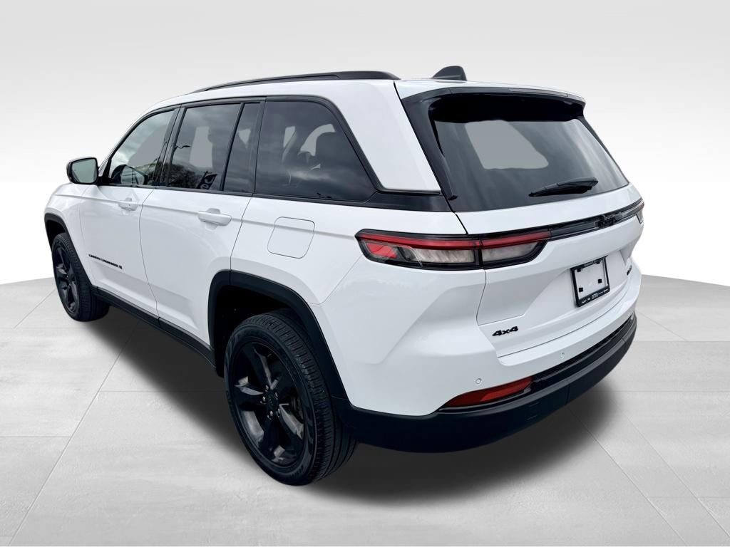 Used 2023 Jeep Grand Cherokee Limited w/ Black Appearance Package AWD/4WD image 5