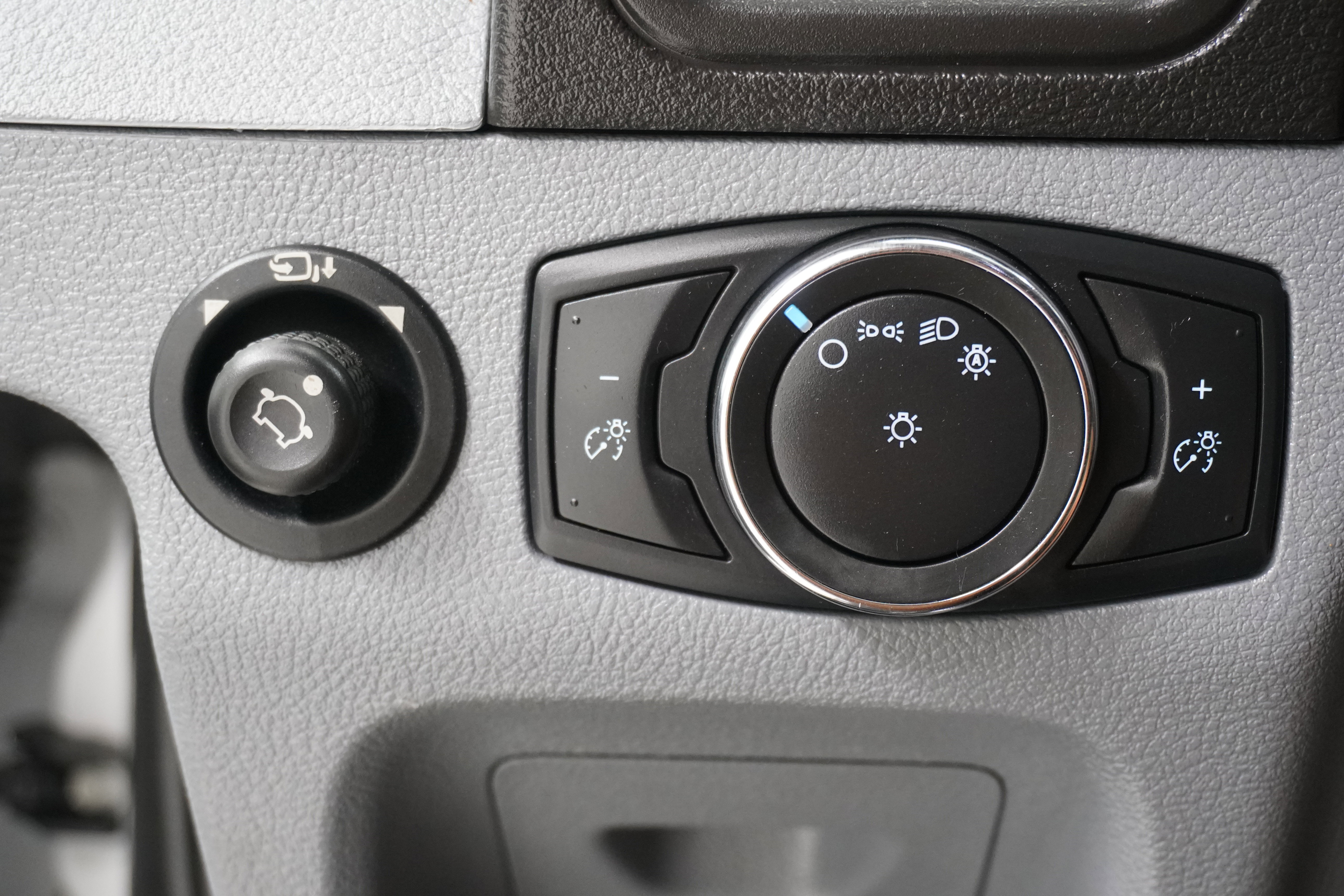 Used 2019 Ford Transit 150 XLT image 18