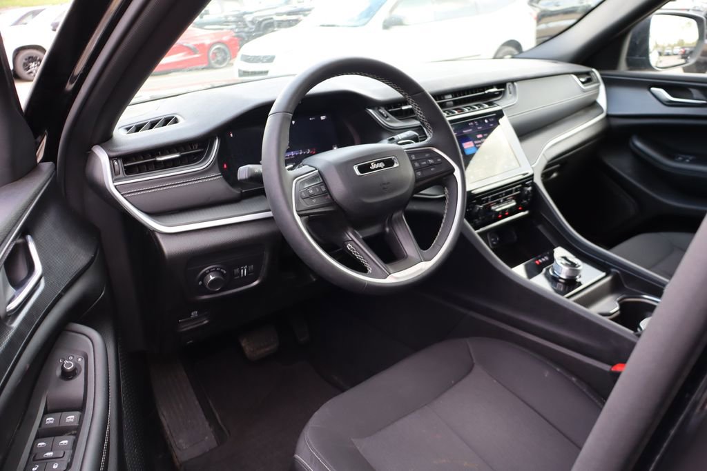 Used 2024 Jeep Grand Cherokee Laredo w/ Luxury Tech Group I AWD/4WD image 12