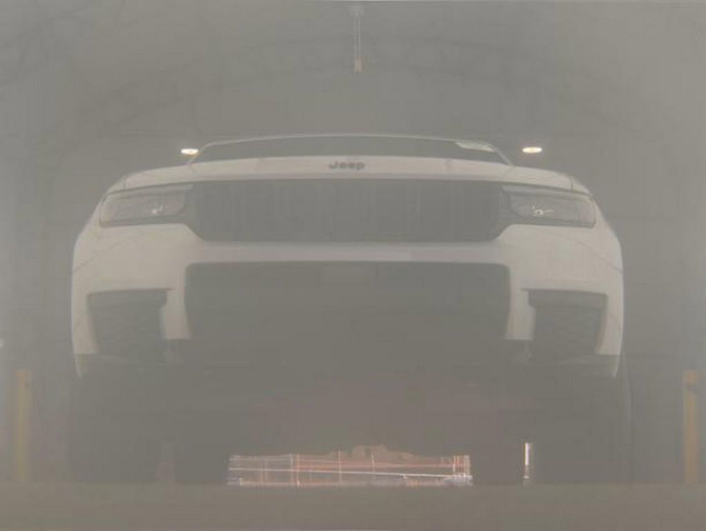 Used 2024 Jeep Grand Cherokee L Laredo image 4