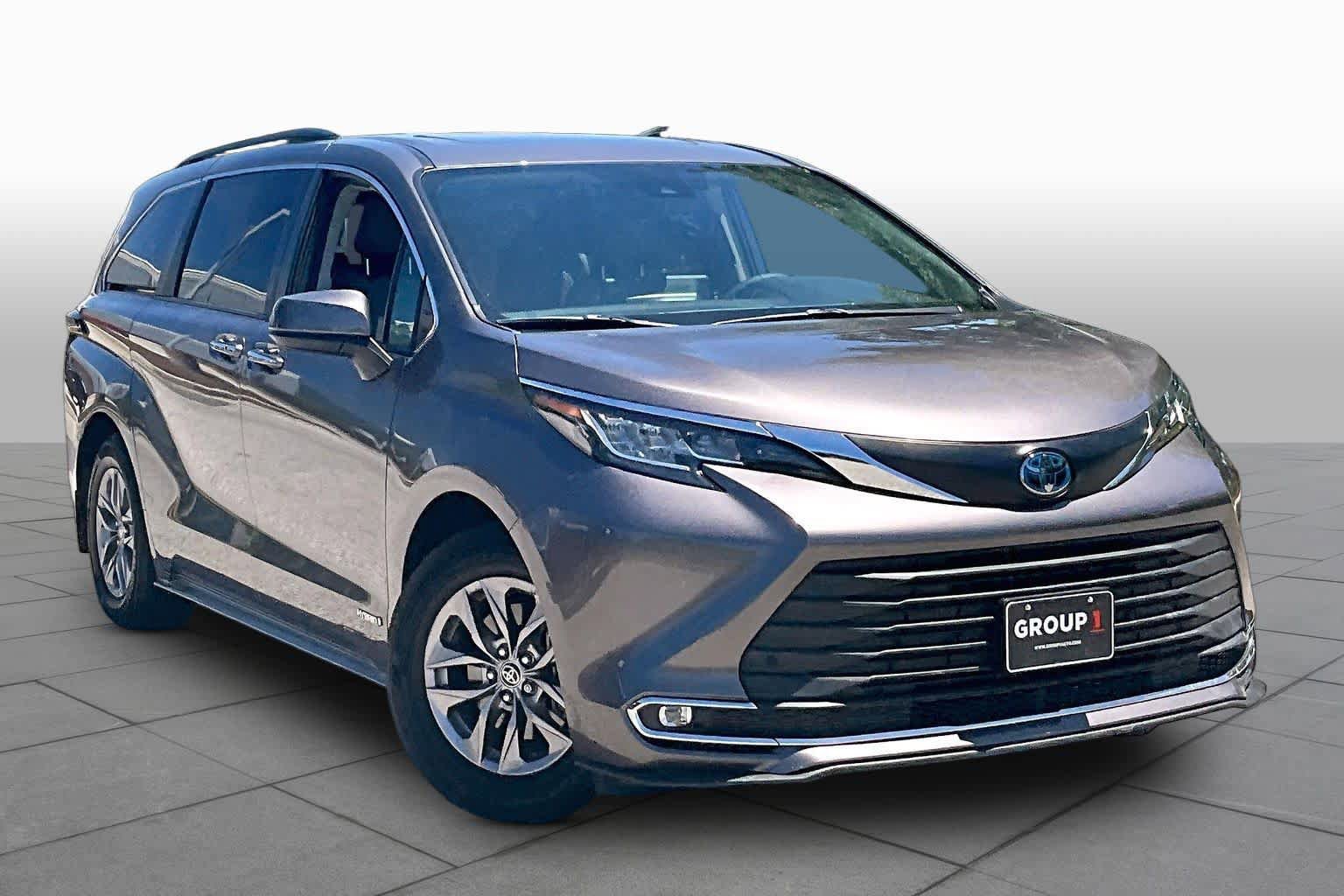 Used 2021 Toyota Sienna XLE w/ XLE Plus Package FWD image 3