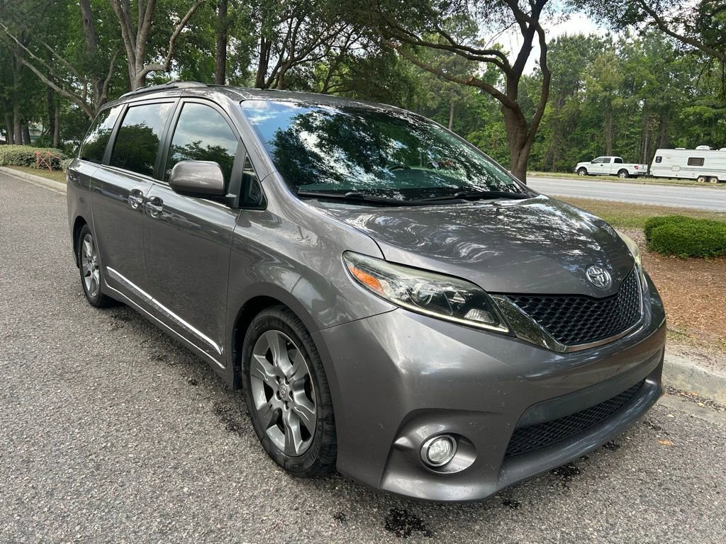 Used 2015 Toyota Sienna SE w/ SE Preferred Package FWD image 4