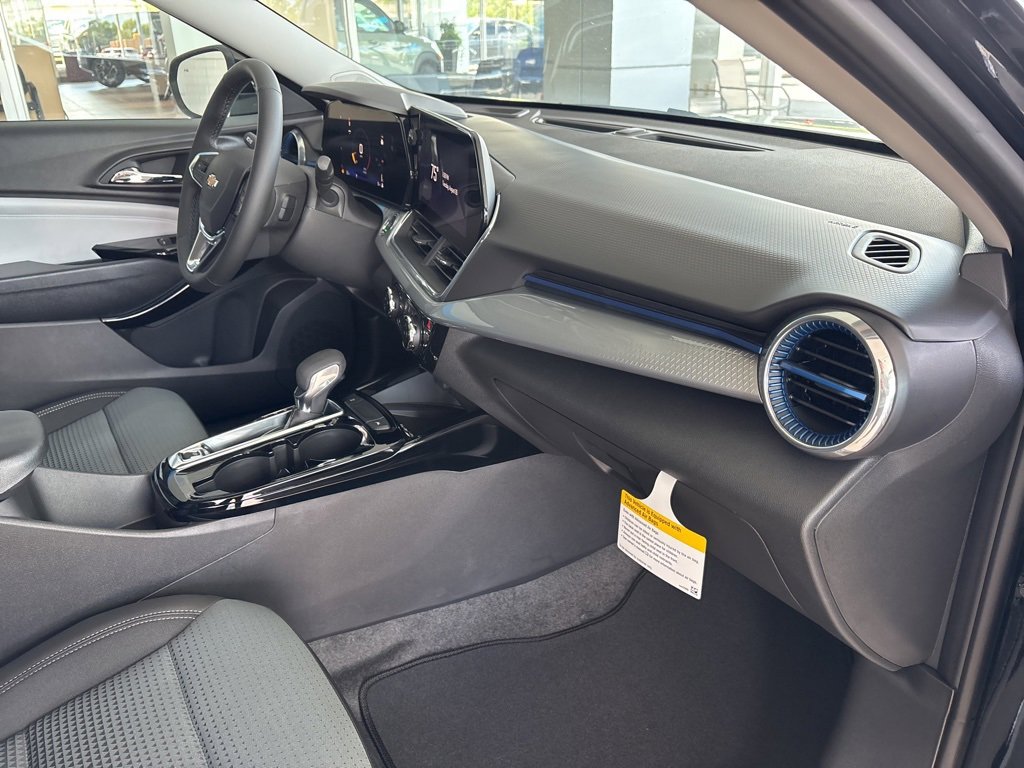 New 2025 Chevrolet Trax LT w/ Sunroof Package image 32