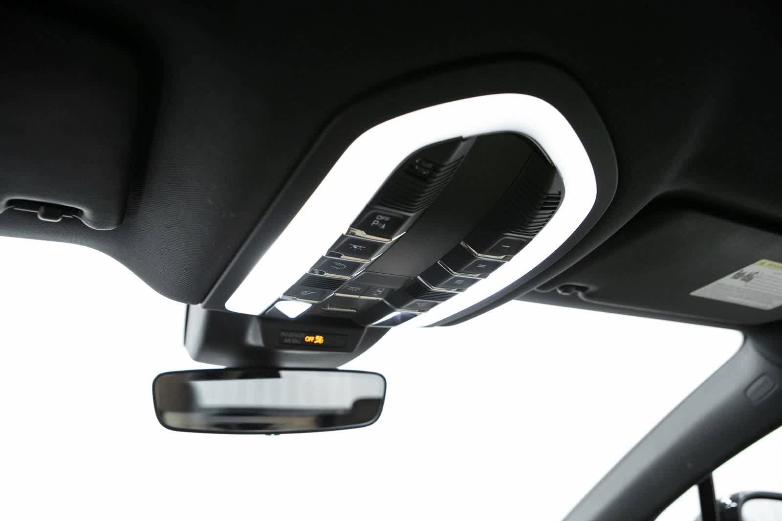 Certified 2024 Porsche Macan AWD/4WD image 32