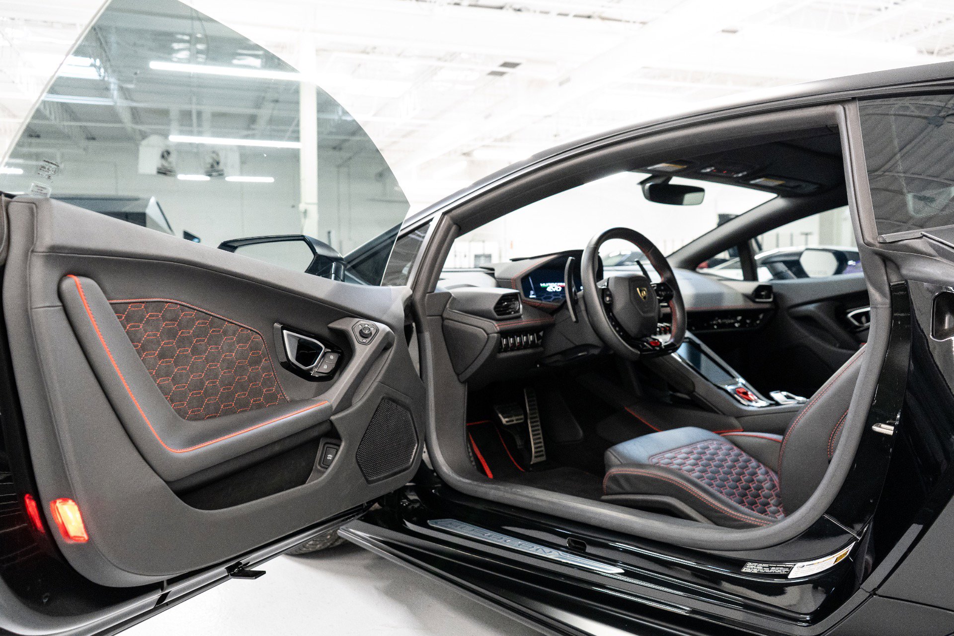 Used 2020 Lamborghini Huracan EVO image 11